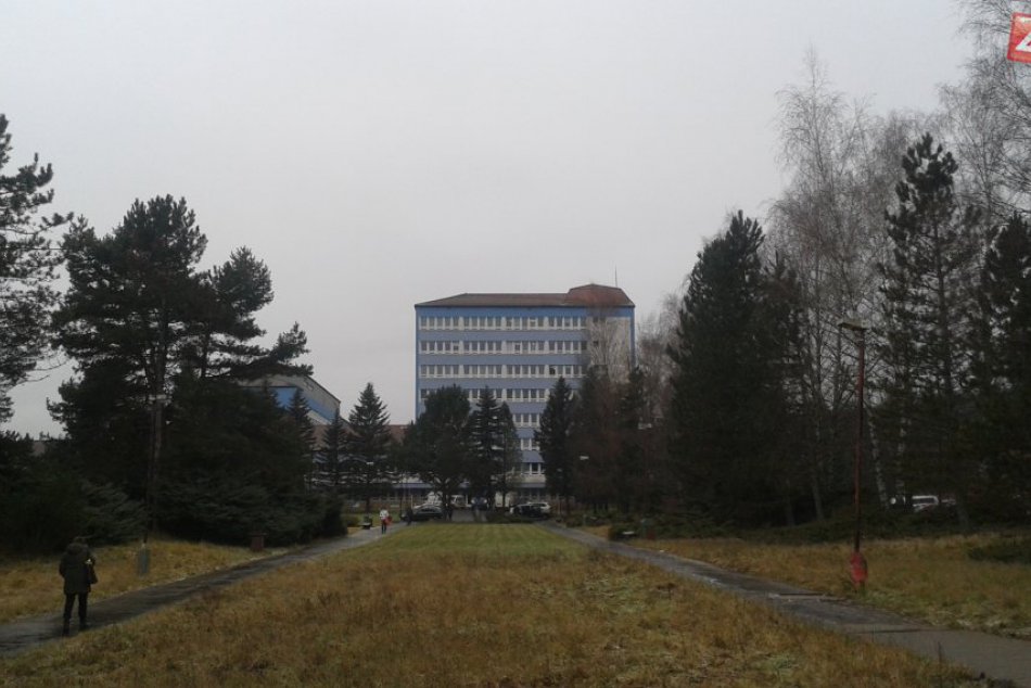 Na problémy s parkoviskom pri nemocnici sa už zabudlo: Dnes by malo byť všetko v