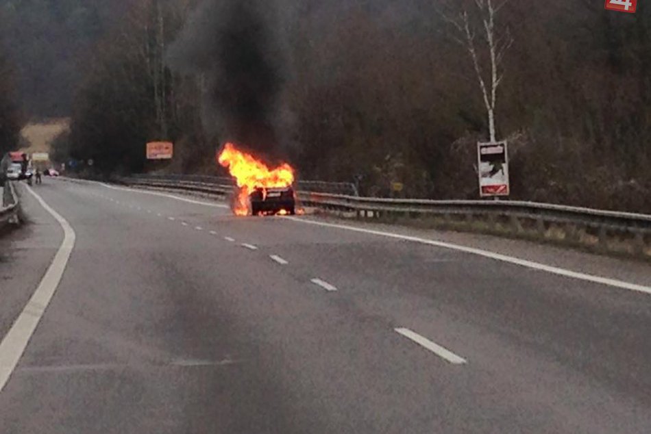 FOTO: Auto vzbĺklo na ceste pri Brezne