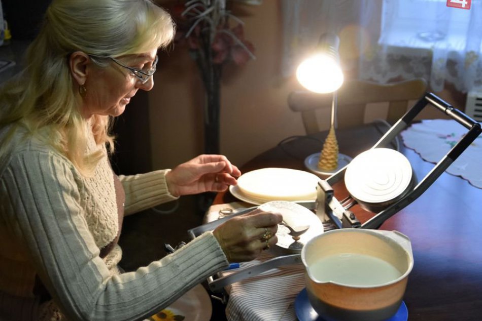 Pečením oblátok si Ľudka Roková spríjemňuje čas