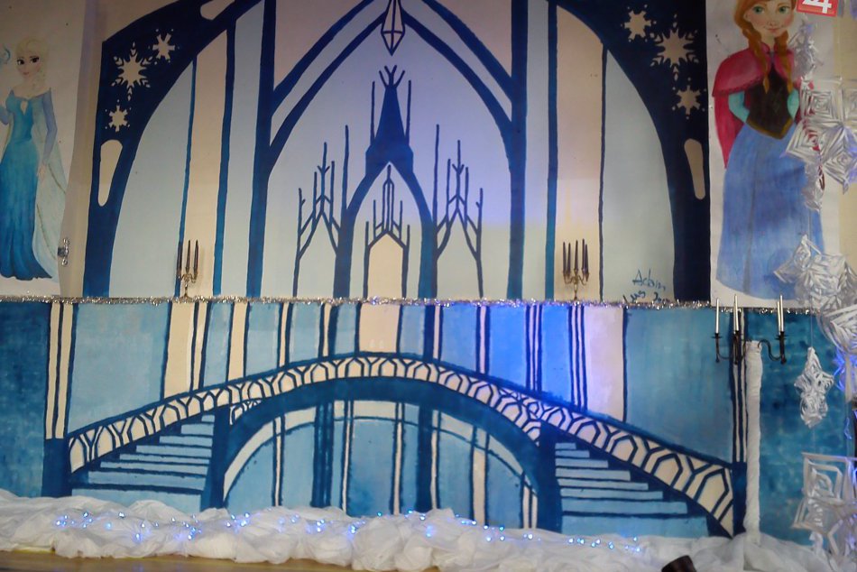 Strireborno-biela nádhera v škole. Žiaci na Ulici mládeže mali vianočnú besiedku