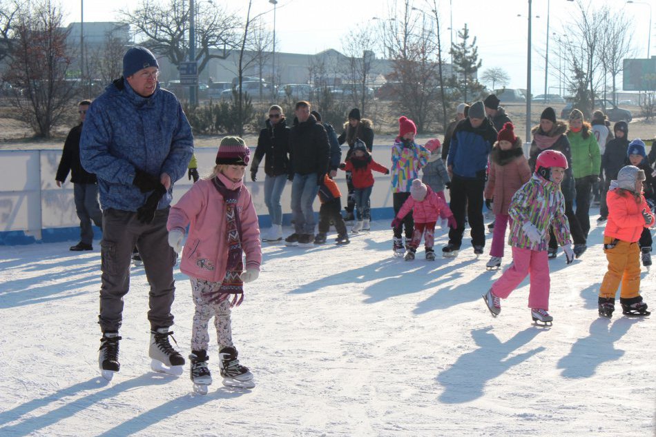 Preplnené popradské klziská: Denne ich navštívi tisícka kočuliarov