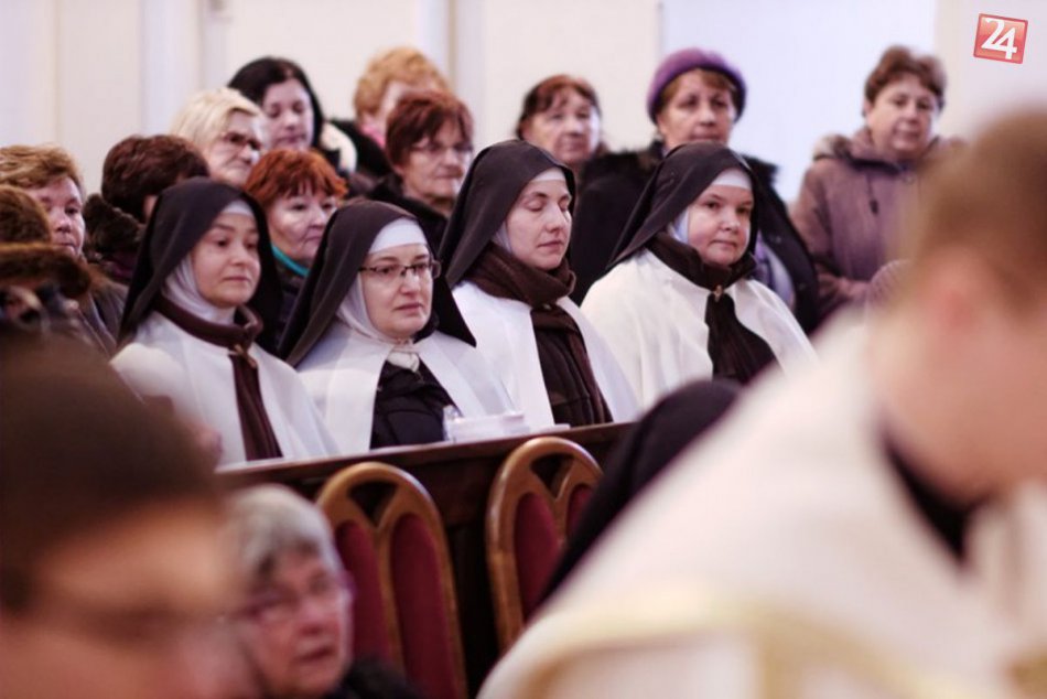 FOTO:  Tajomné relikvie svätej Terézie z Lisieux prišli do Nitry