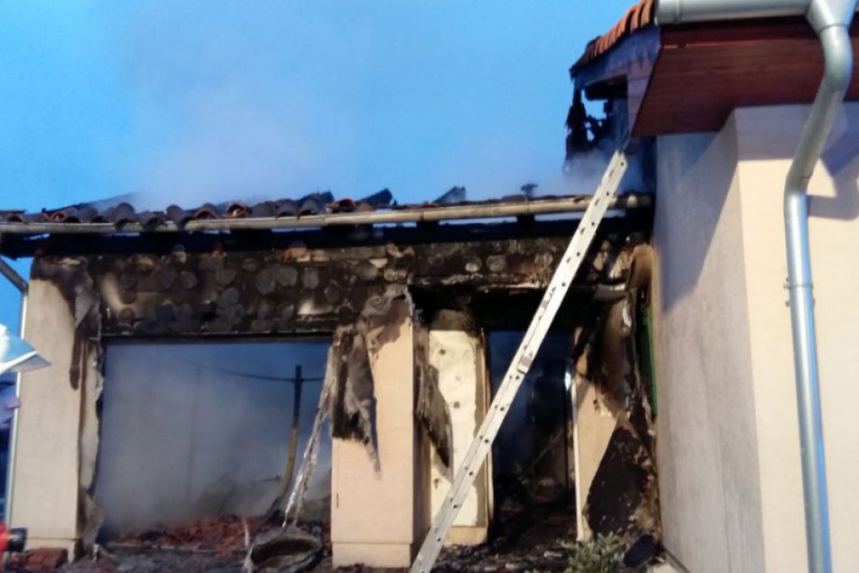 Horúce prebudenie do mrazivého rána: Oheň zachvátil garáž a strechu domu!