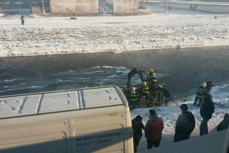 Hasiči vyťahovali auto z Hrona: Pozrite FOTO
