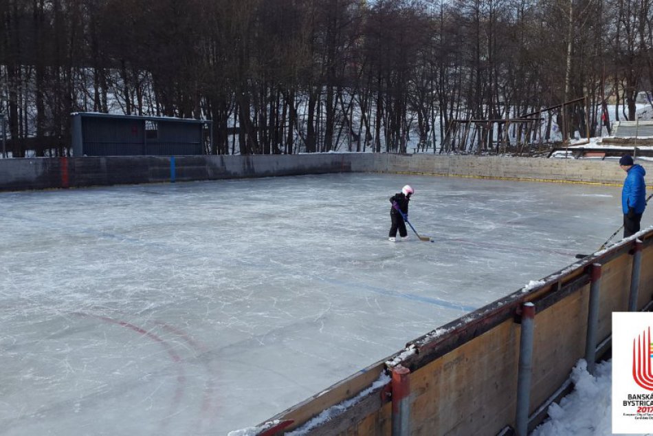 Nová ľadová plocha na bystrickom sídlisku v OBRAZOCH