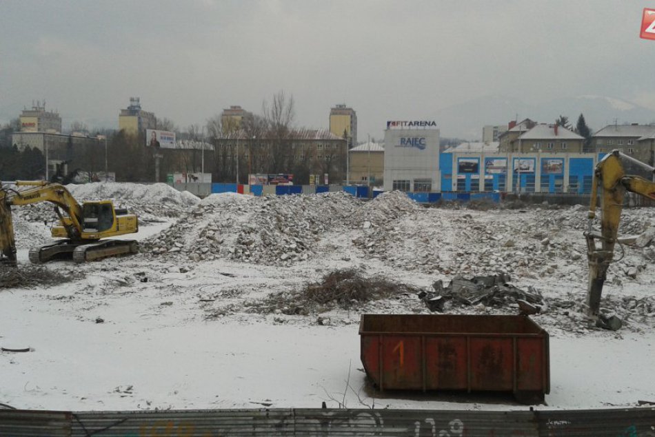 FOTO: Bystrická autobuska sa zmenila na sutinu