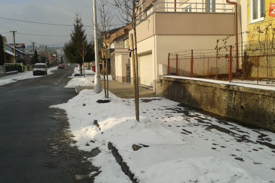 FOTO: Bystrické chodníky sa zmenili na šachovnice