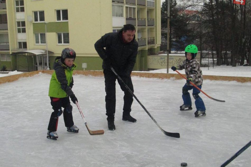 FOTO: Bystričania si na sídlisku vytvorili klzisko