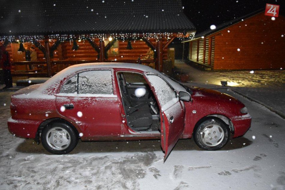 Zásah kukláčov na parkovisku: Pozrite, čo našli v aute!