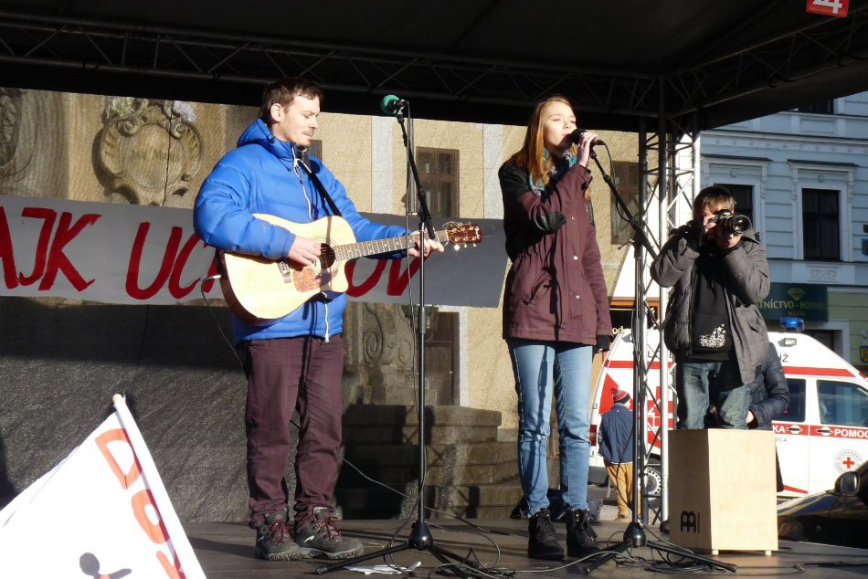 FOTO: Mladá gymnazistka zaspievala učiteľom o láske
