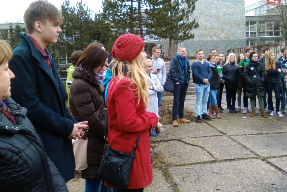 Gymnazisti vyšli pred školu: Spievali spolu s učiteľmi