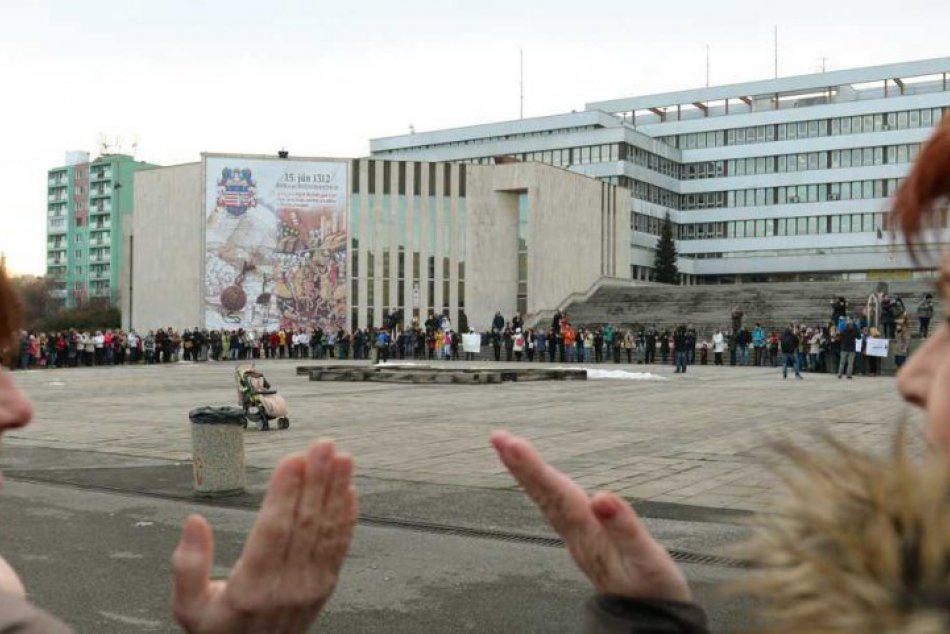 Štrajkujúci učitelia vytvorili živú reťaz