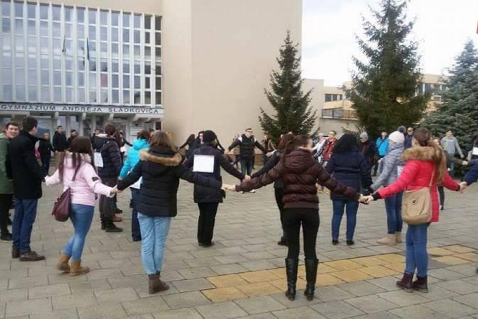 FOTO živej reťaze pred bystrickým gymnáziom