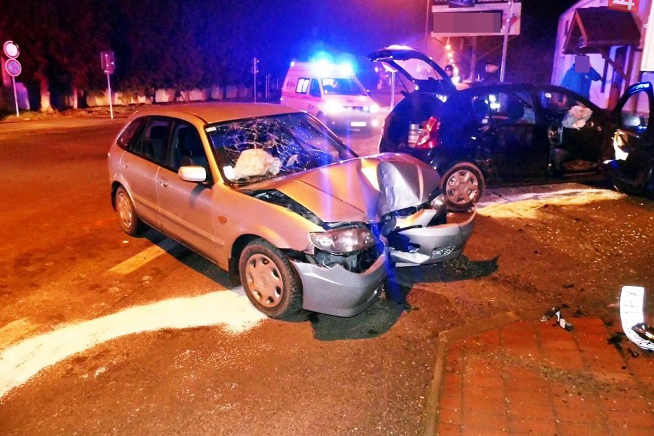 AUTENTICKÉ FOTO Z NEHODY: Zrážka vozidiel priamo v meste!