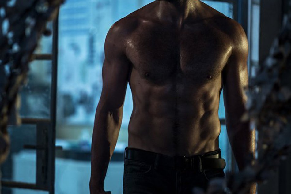 Tip do kina: Silný, autentický a akčný film Michaela Baya na filmových plátnach