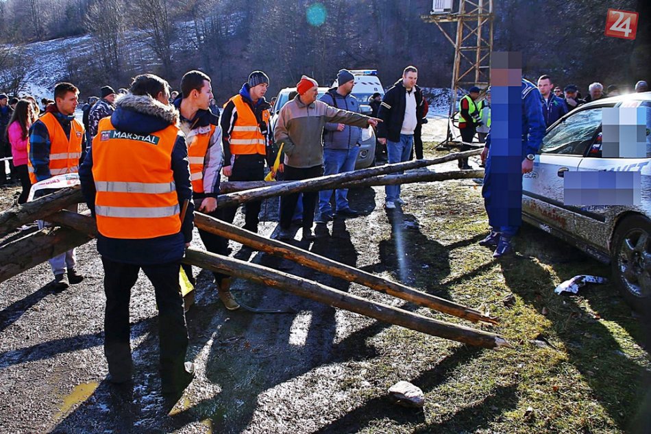 Obrazom: Dobšinská zima 2016 - AUTOM VLETEL DO DIVÁKOV!