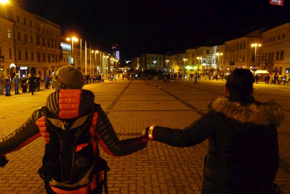 Živá svetelná reťaz na bystrickom námestí v OBRAZOCH