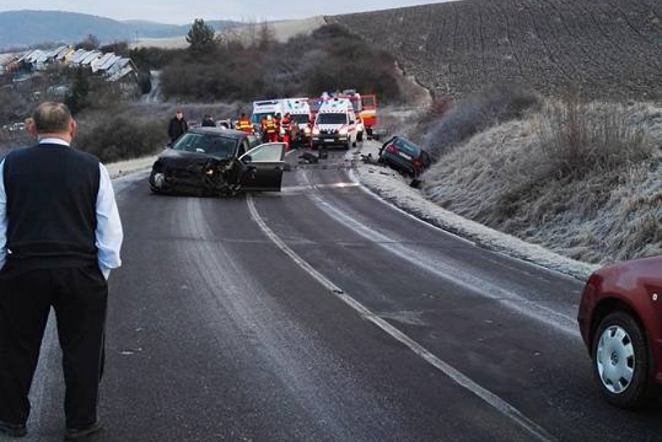 Nehoda pri Bystrici uzavrela cestu: FOTO z miesta!