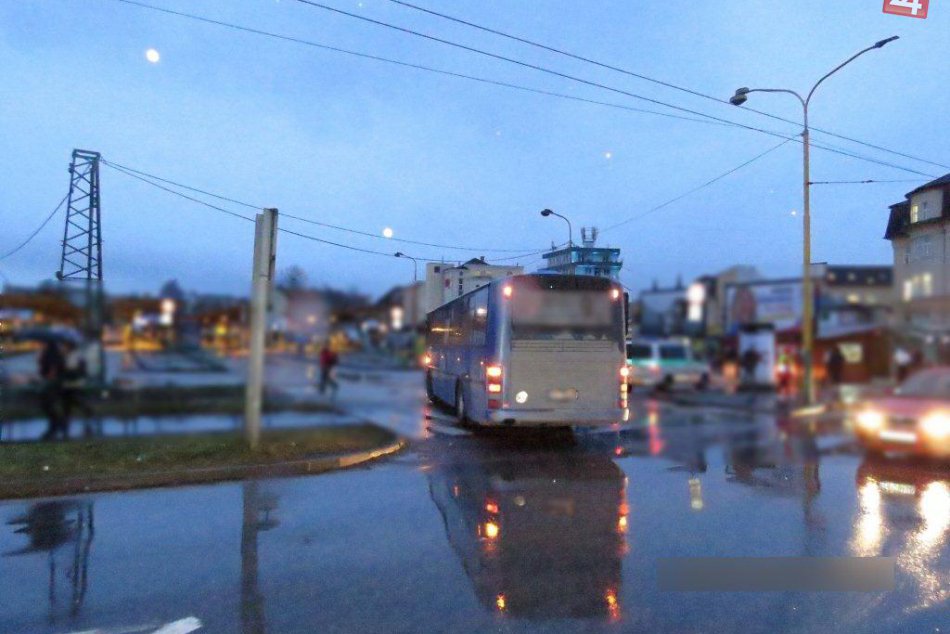 OBRAZOM: V Žiline došlo na vjazde na autobusové nástupište k nehode