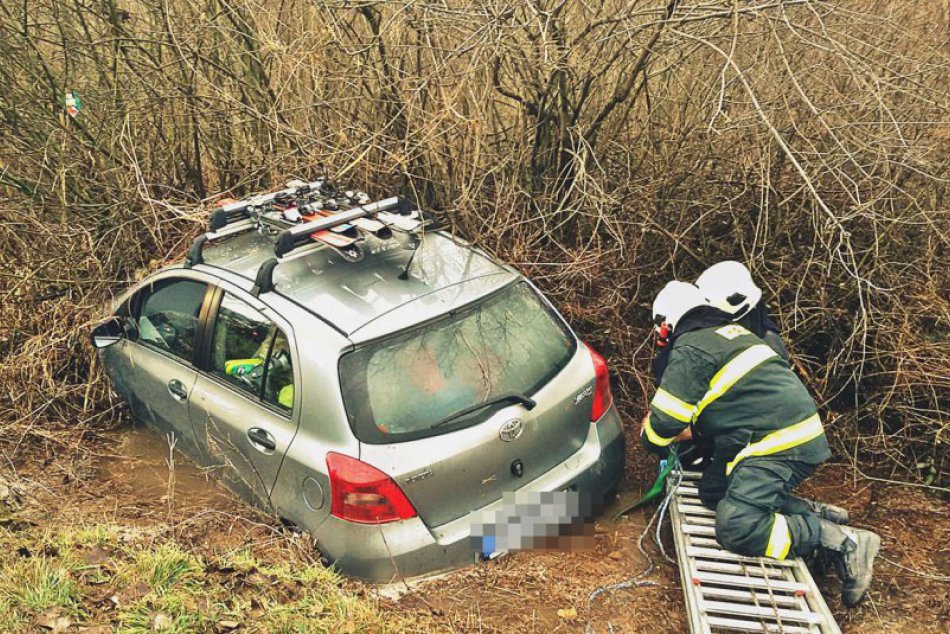 Obrazom: Vozidlo skončilo v bažine plnej vody