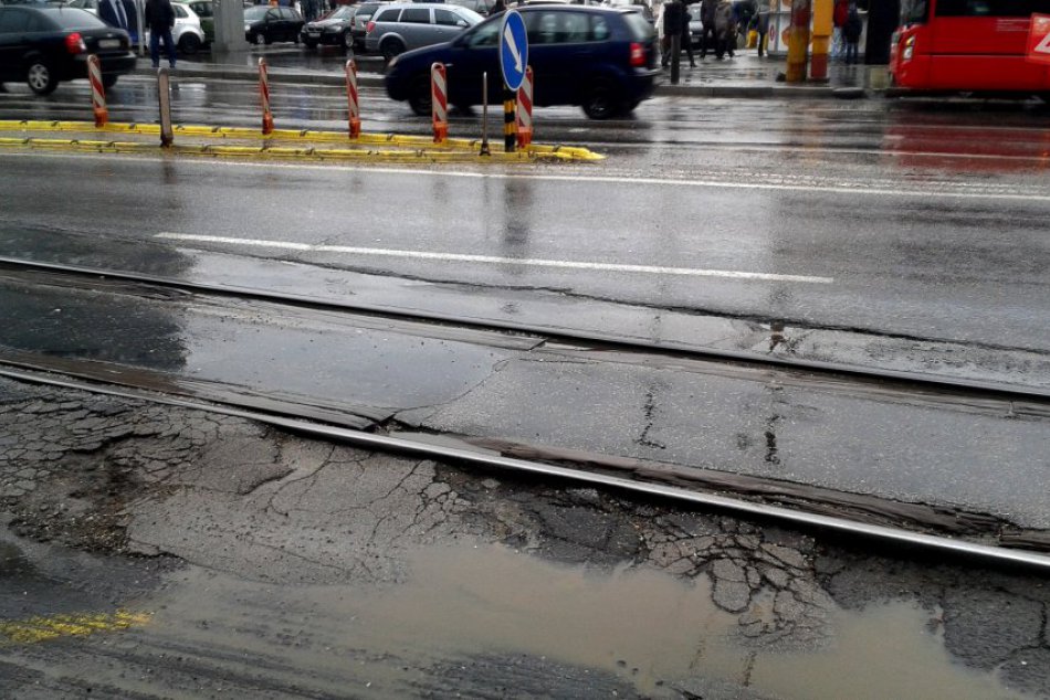 Nikam nevedúce koľajnice na autobusovej stanici