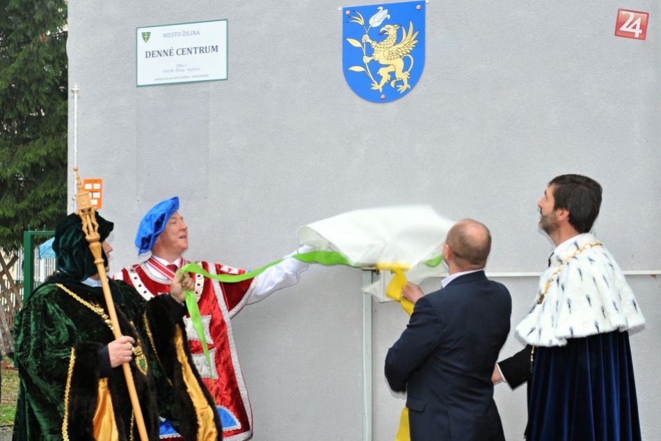 Bytčica má nové symboly: Tvorí ich TAKÝTO erb s gryfom a vlajka s pruhmi!