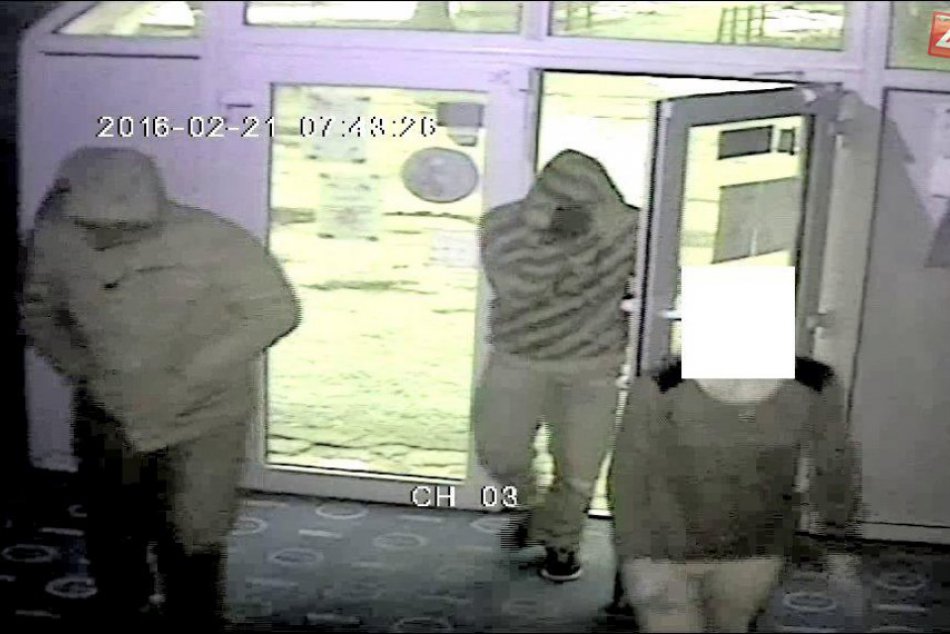 Zábery z kamery: Spoznávate týchto podozrivých mužov?