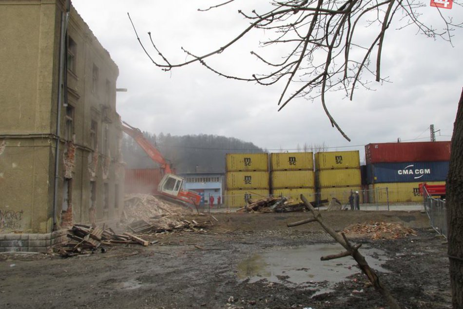 FOTO z miesta: Demolácia bytovky na Bratislavskej ulici v Žiline