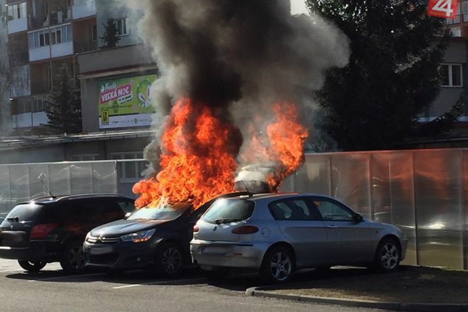 V Liptovskom Mikuláši horelo auto: Pozrite sa, ako to vyzeralo na mieste požiaru