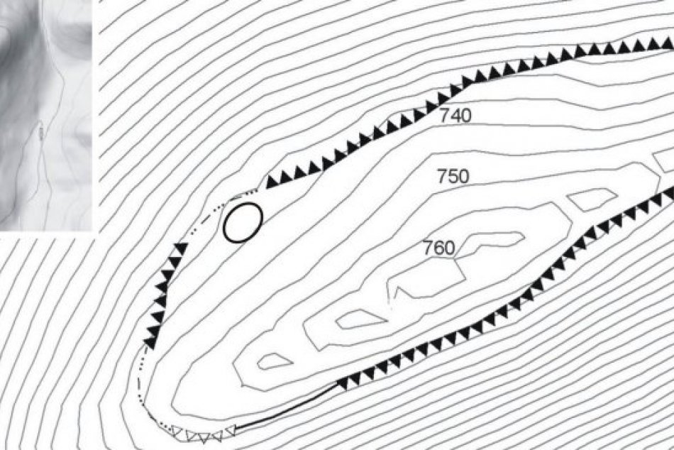 Pôdorys archeologických nálezov na Straníku s vyznačeným miestom