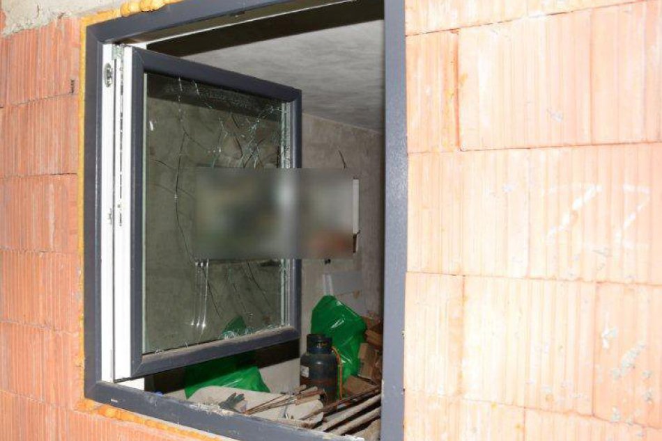 FOTO z miesta činu: Krádež v novostavbe v Dolnom Hričove