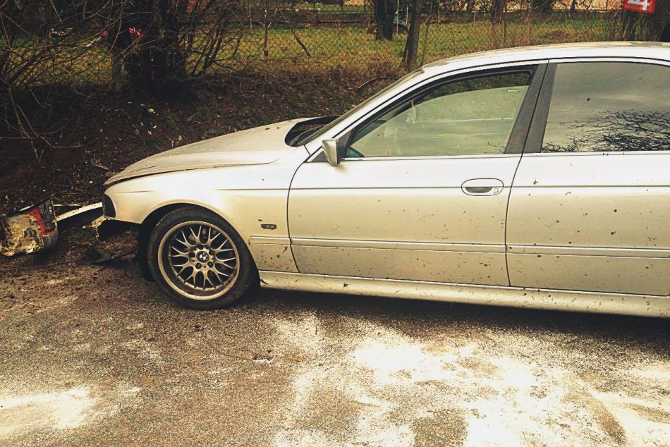 FOTO: Vodič (24) BMW nezvládol riadenie