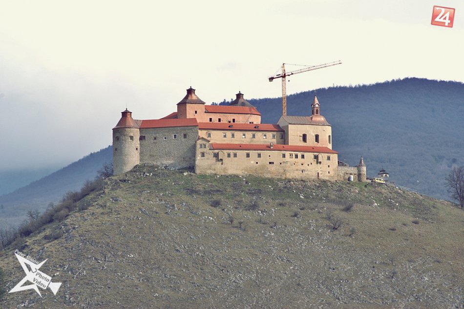 Obrazom: 4 roky po ničivom požiari hrad stále neprístupný!