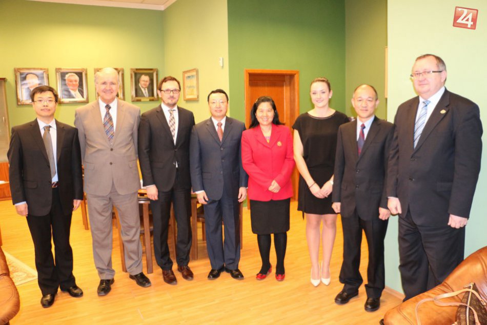 Na pôde bystrickej univerzity prednášal veľvyslanec Lin Lin