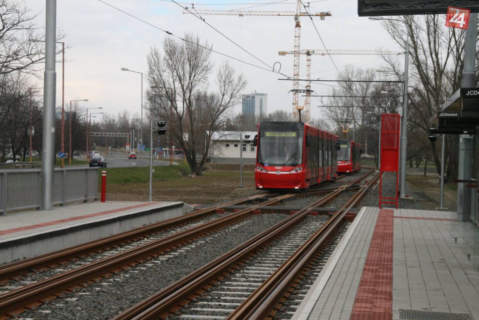 Električky cez nový Starý most