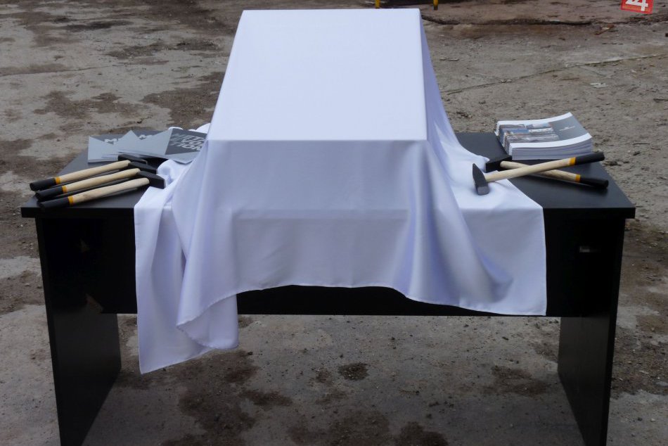 FOTO: V Bystrici poklepali základný kameň novej autobusky