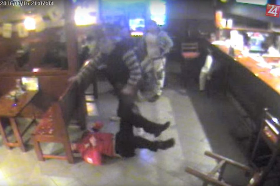 FOTO z roztržky v podniku: Padali kopance i päste