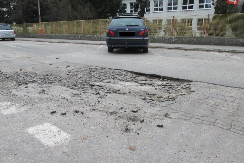 Cesta na Mojmírovej ulici je dierami priam posiata