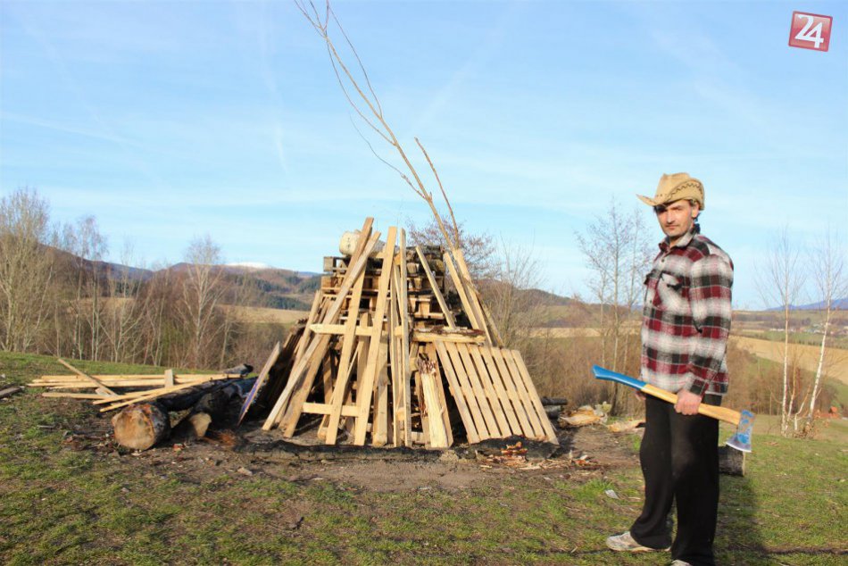 Úchvatný pohľad nad Bystricou: Na kopcoch zažiarili vatry