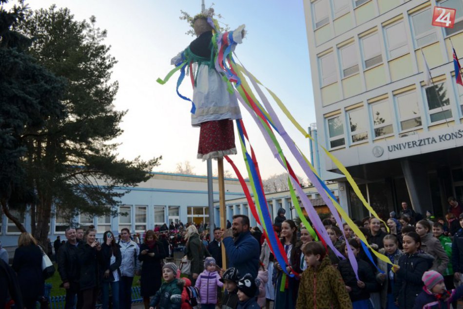 V Nitre sme oslávili sviatky jari: Morena, úspešne do vody hodená!