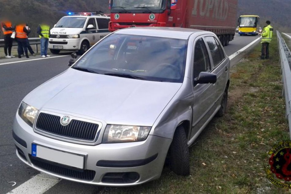 FOTO z miesta nehody na R1: Fabia skončila v zvodidlách