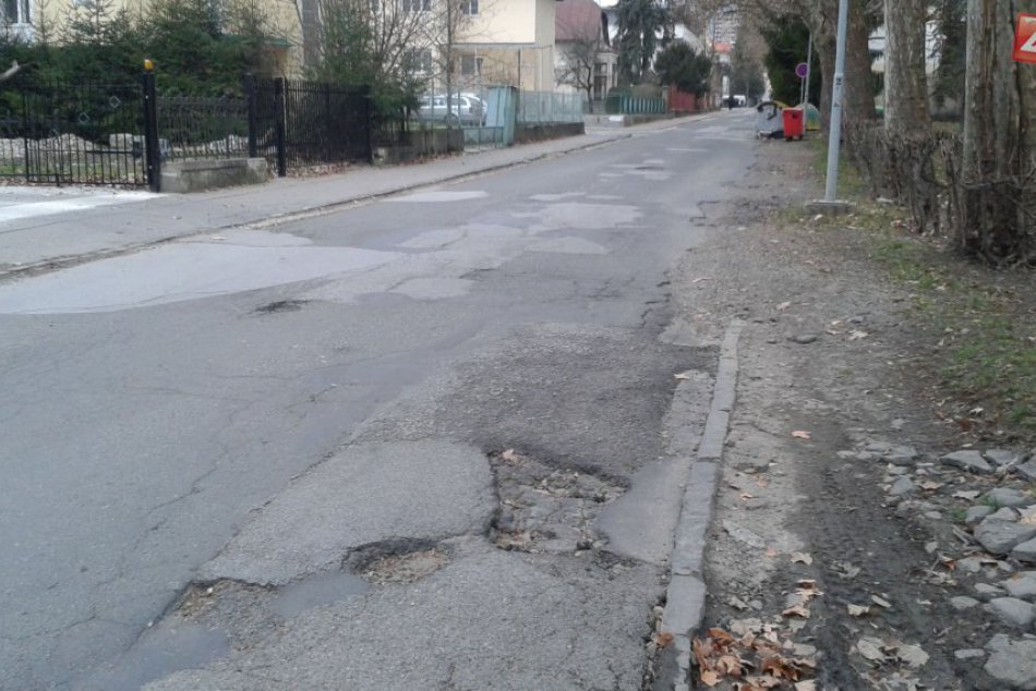 Cesta na Hurbanovej ulici je dierami priam posiata