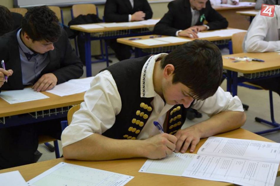 Maťo medzi maturantmi v obleku doslova žiaril :)