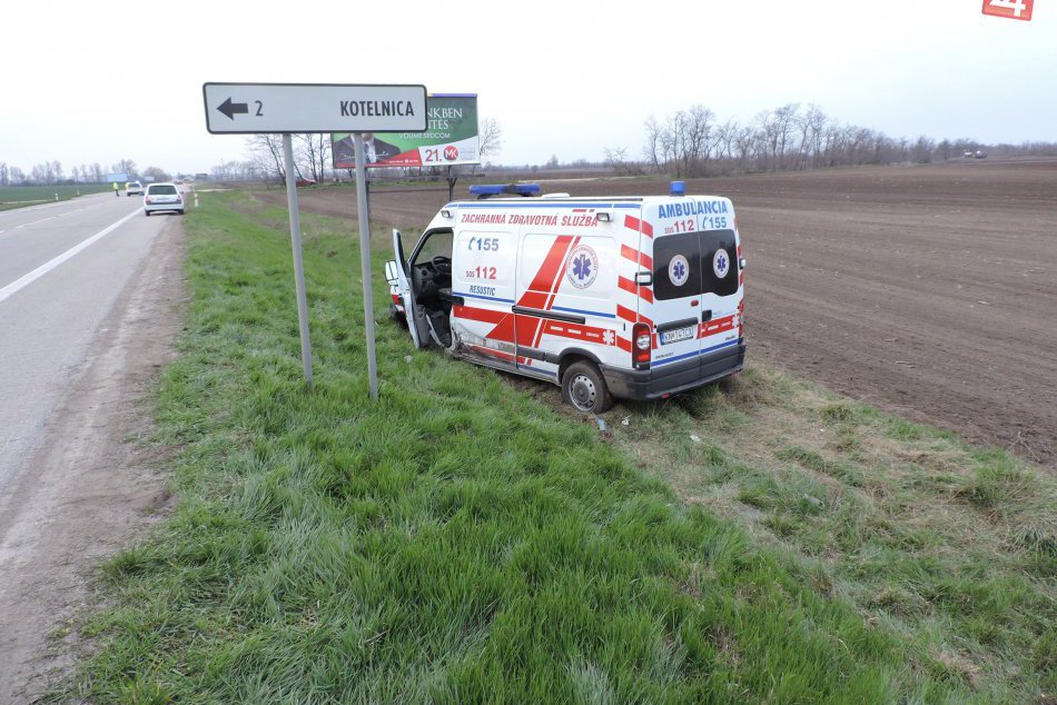 Čelná zrážka sanitky s fordom: FOTO z miesta