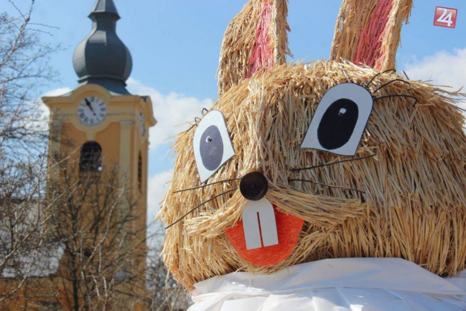 Unikát neďaleko Nitry: Uprostred dediny postavili štvormetrového zajaca