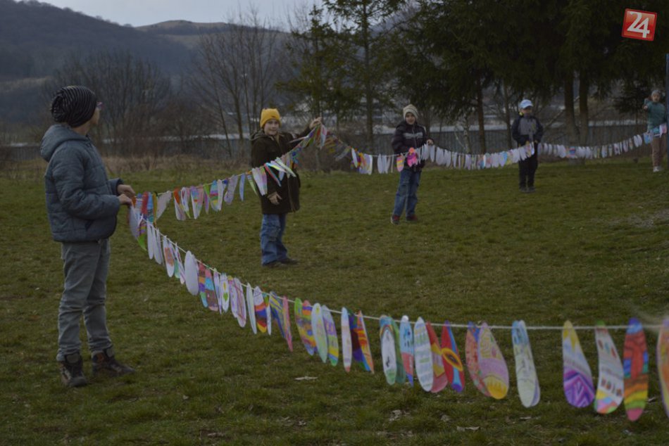 Obrazom: Najdlhšia reťaz z papierových vajíčok