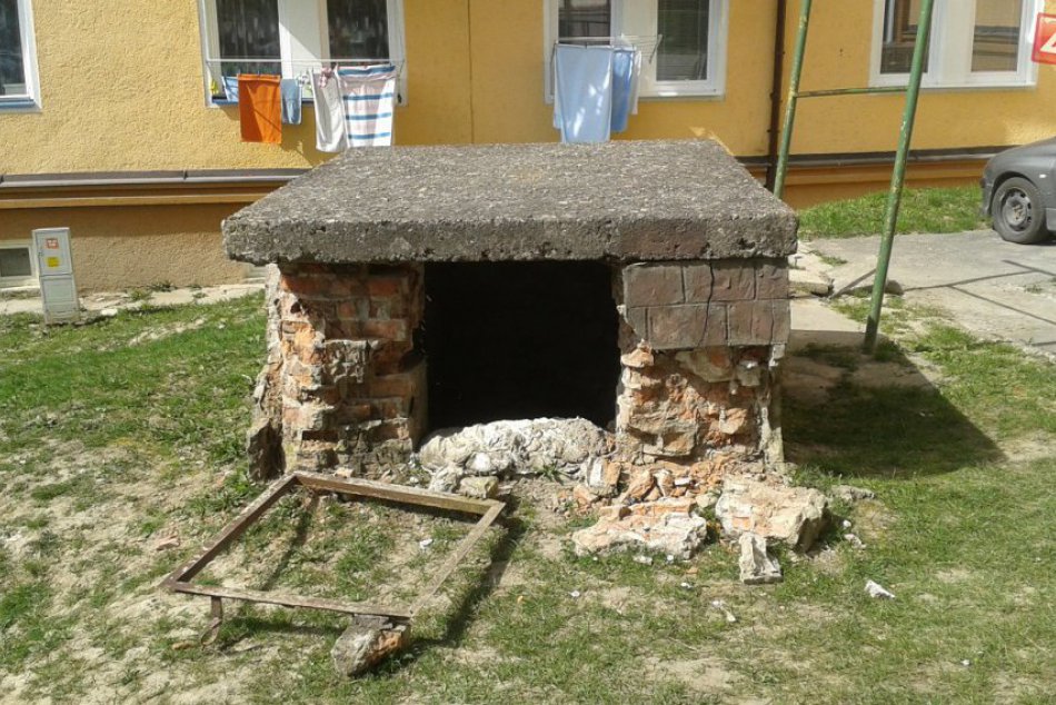 Zničená šachta na Dukelskej ulici