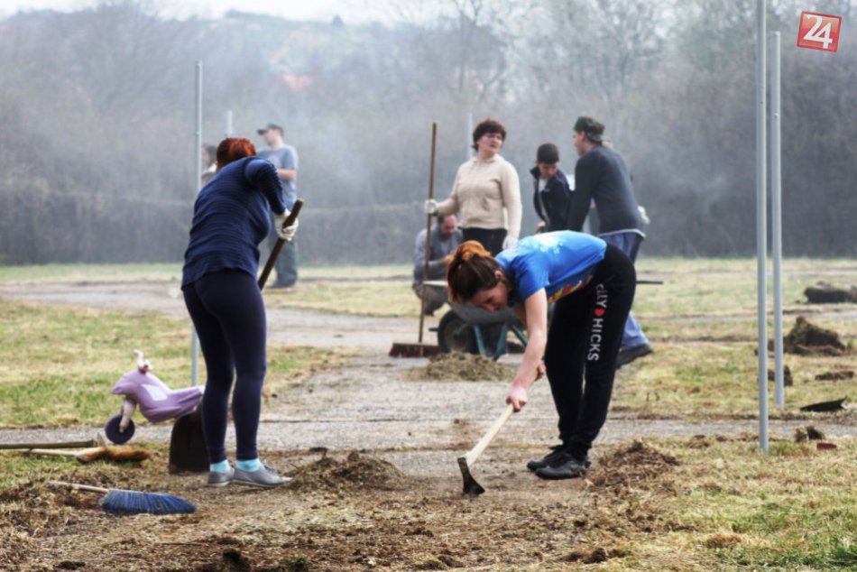 Dobrovoľníci vdýchli život detskému dopravnému ihrisku