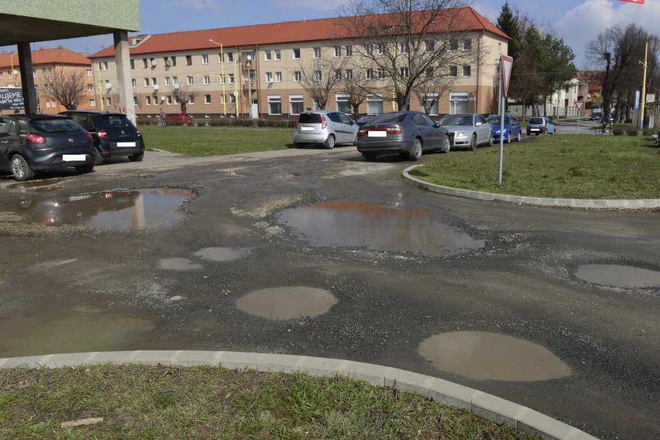 Parkovisko na Ulici 17. novembra je dierami priam posiate