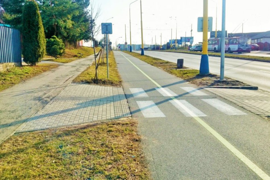 Priechod pre chodcov: Dole brehom na cyklisťáku to môže byť nepríjemnosť